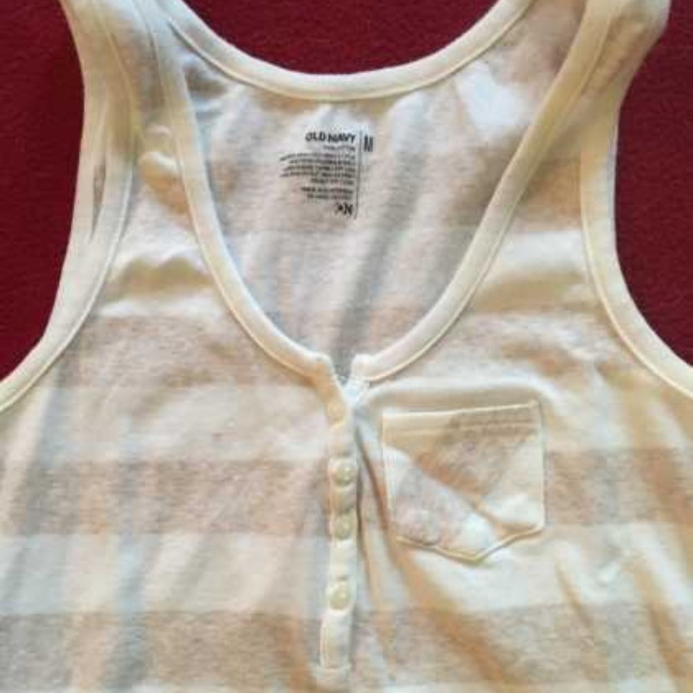 Old Navy - 2 Tee shirt Bundle - Picture 2 of 5